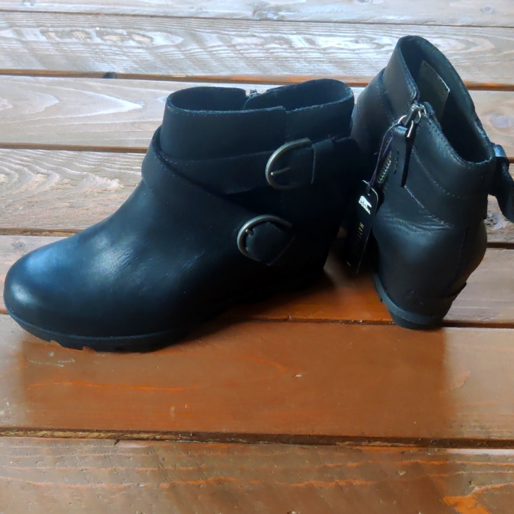 Black Leather Sorel Short Wedge Zip Up   Waterproof Ankle Boots size 7.5